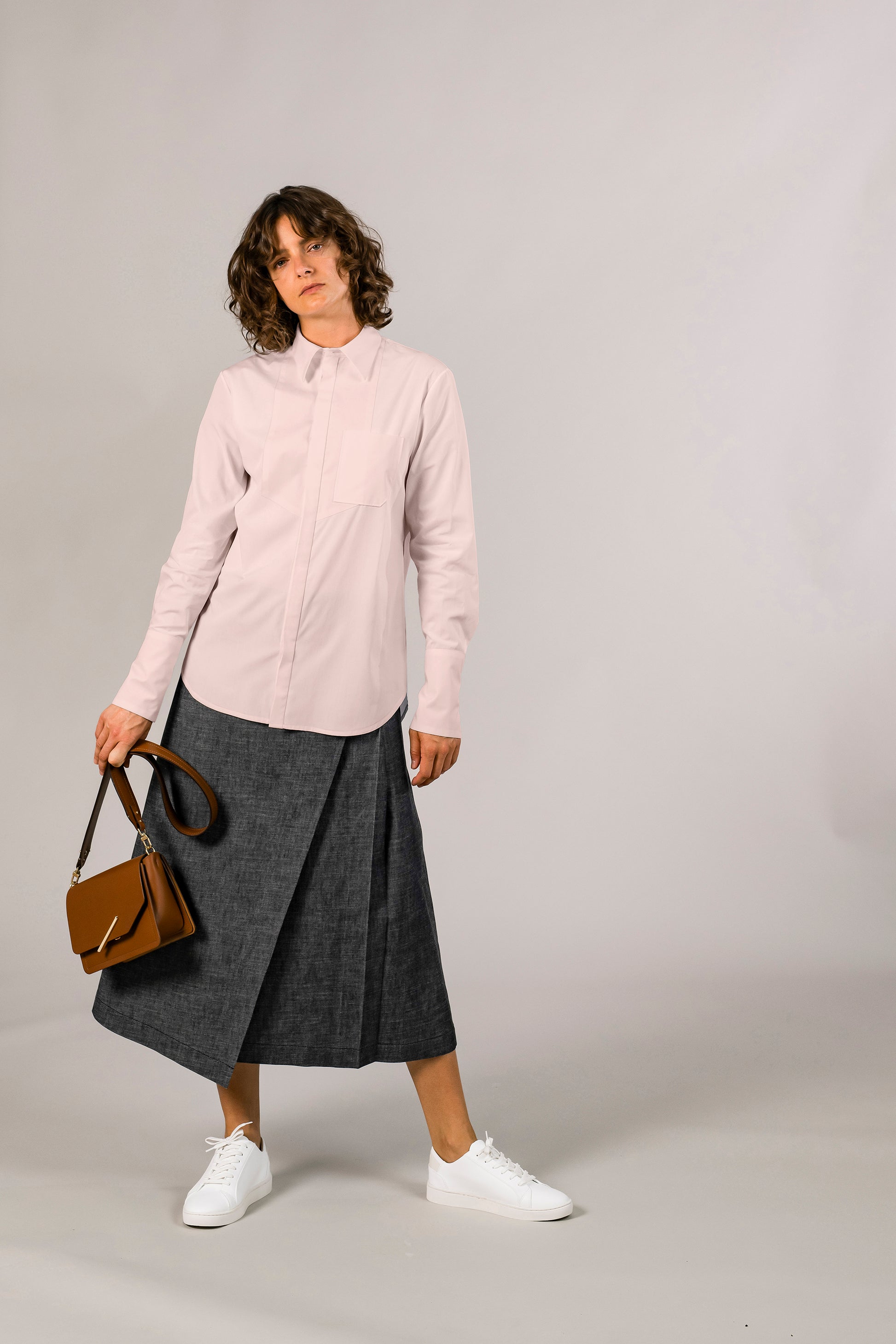 Womens pink tuxedo shirt, 100% sustainable cotton poplin from Italy, long sleeve. Ensembled with brown leather hand bag.